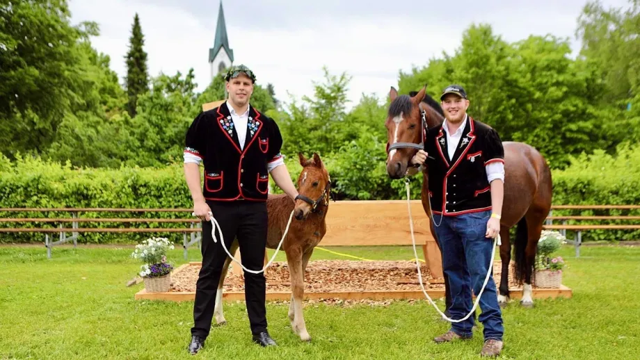 Adrian mit seinem gewonnenen Preis.